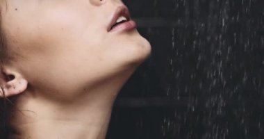 Güzel kadın duş alıyor.