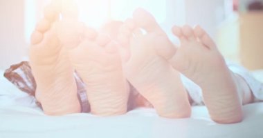 Çift yatakta Lezbiyencilik oynarken ayak