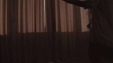 kadın perdeleri açar