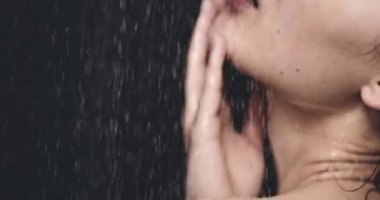 Güzel kadın duş alıyor.