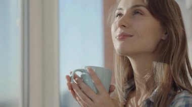 pencerenin yanında kahve içme kadın