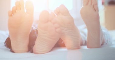 Çift yatakta Lezbiyencilik oynarken ayak