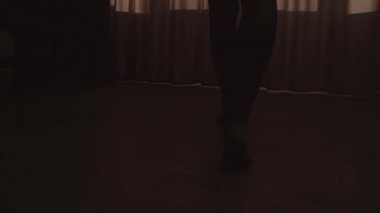 kadın perdeleri açar