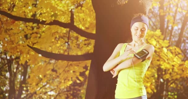 Modelo de fitness feminino jogging — Vídeo de Stock
