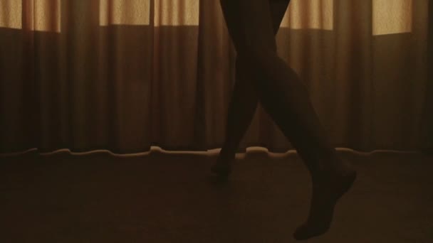 Femme ouvre rideaux — Video
