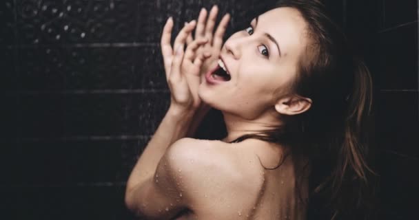 Belle femme prenant une douche — Video