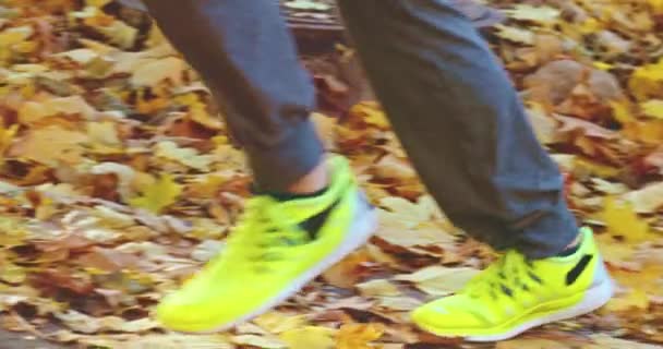 Futó nő lábát futtatása — Stock videók