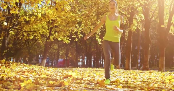 Modello di fitness femminile jogging — Video Stock