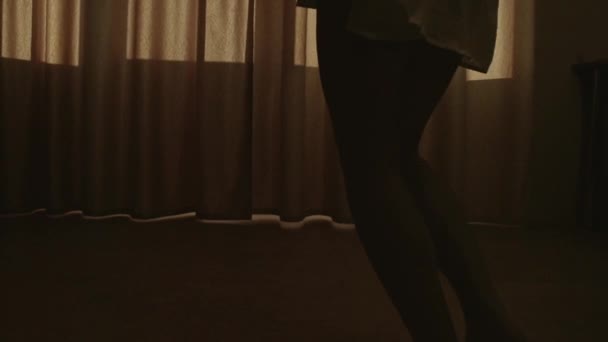 Mulher abre cortinas — Vídeo de Stock