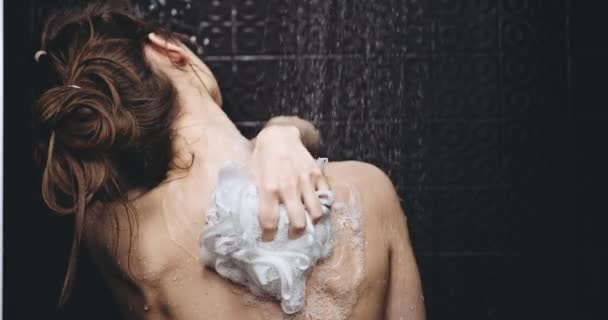 Femme prenant une douche — Video