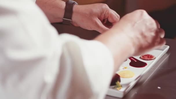 Kocken händer matlagning och förbereder mat — Stockvideo