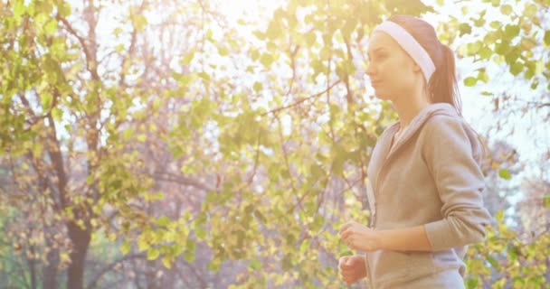 Femme modèle de fitness jogging — Video