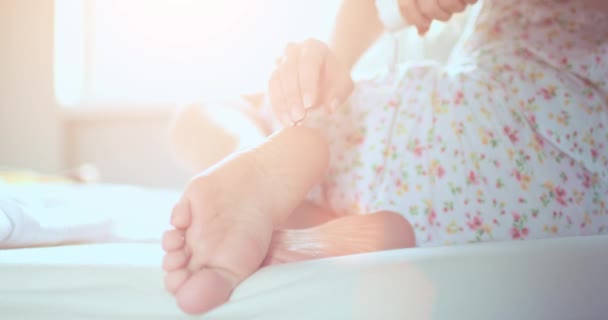 Mujer Aplicando Crema de Pie Cosmética — Vídeos de Stock