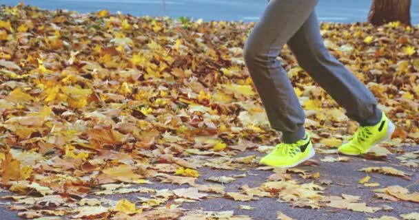 Runner woman feet running — Stock Video