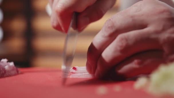 Chef cortando rábano con un cuchillo — Vídeos de Stock