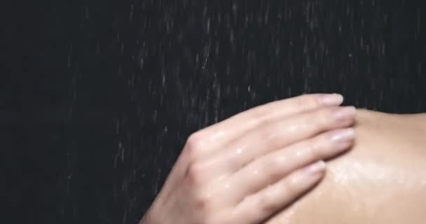 Hermosa mujer tomando ducha — Vídeo de stock