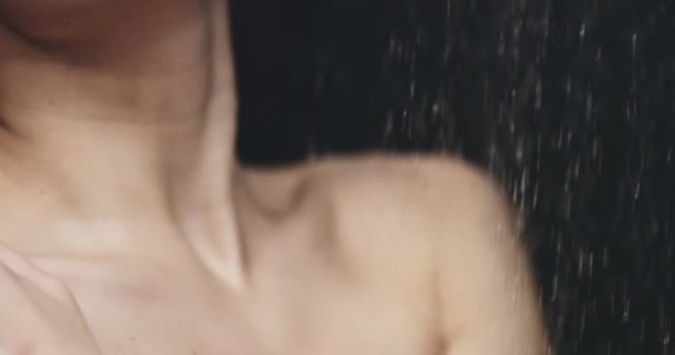 Vacker kvinna tar dusch — Stockvideo