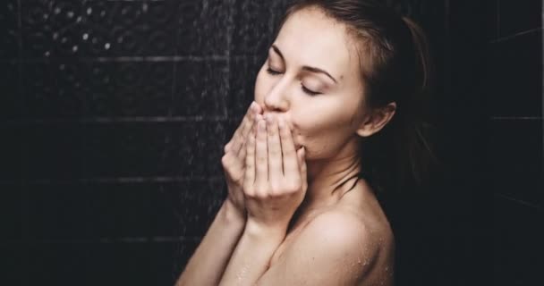 Frau lächelt in der Dusche — Stockvideo