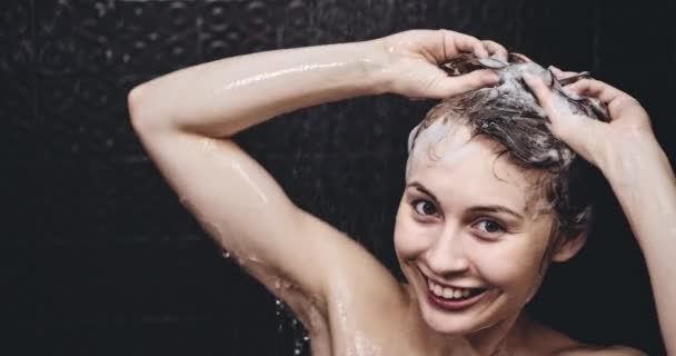 Schöne Frau unter der Dusche — Stockvideo