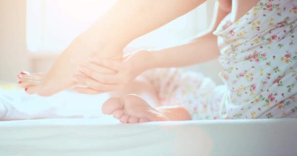 Mulher aplicando creme de pé cosmético — Vídeo de Stock
