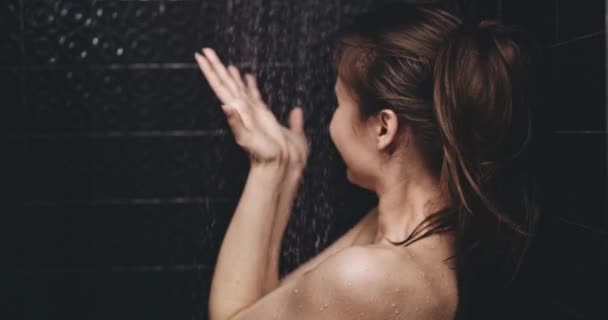 Belle femme prenant une douche — Video