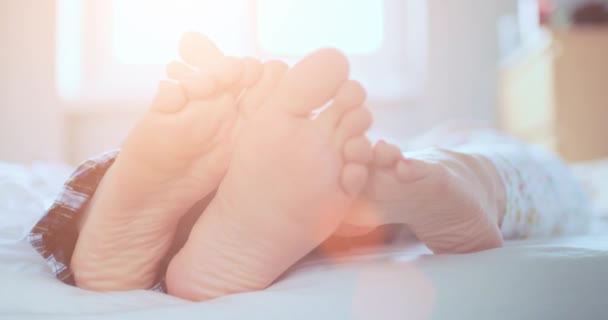 Pareja de pies jugando footsie en cama — Vídeos de Stock