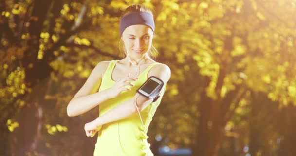 Modelo de fitness feminino jogging — Vídeo de Stock