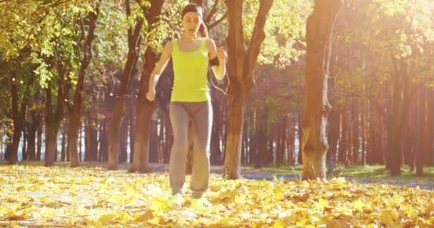 Modelo de fitness femenino trotando — Vídeos de Stock