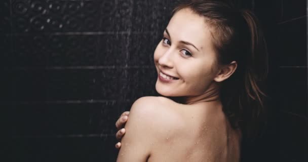 Hermosa mujer tomando ducha — Vídeos de Stock