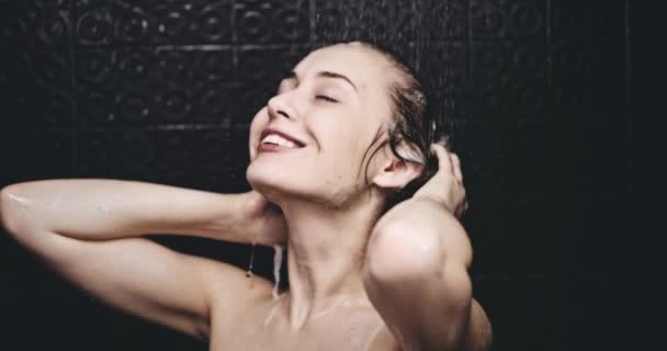 Schöne Frau unter der Dusche — Stockvideo