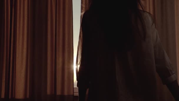 Woman opens curtains — Stock Video