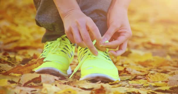 Atleta femenina atando cordones — Vídeos de Stock