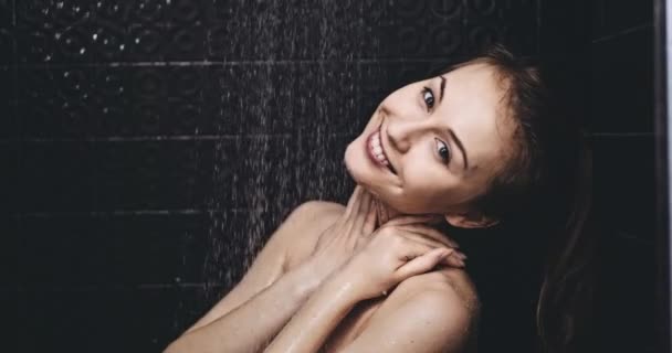 Güzel kadın duş alıyor. — Stok video