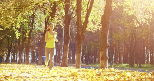 Kvinnliga fitness modell jogging — Stockvideo