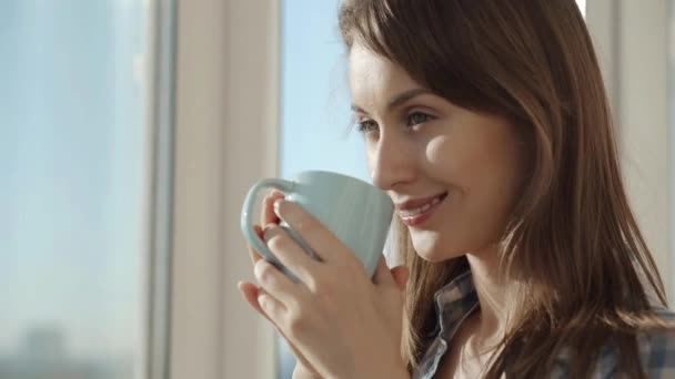 Mulher bebendo café pela janela — Vídeo de Stock