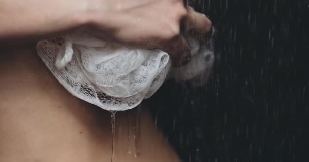 Mujer tomando ducha — Vídeo de stock