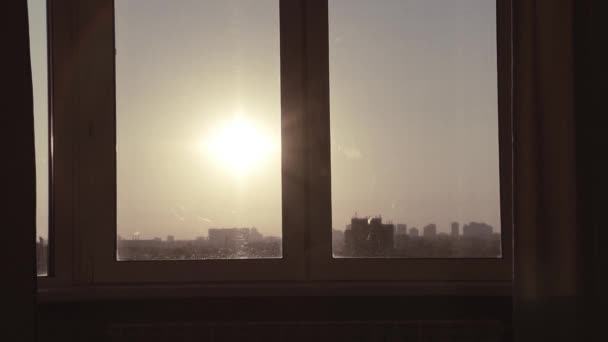 Окно на рассвете в уютном доме — стоковое видео