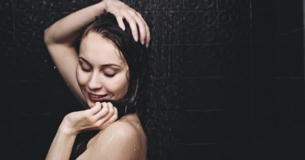 Belle femme prenant une douche — Video