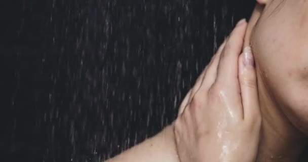 美しい女性がシャワーを浴びて — ストック動画