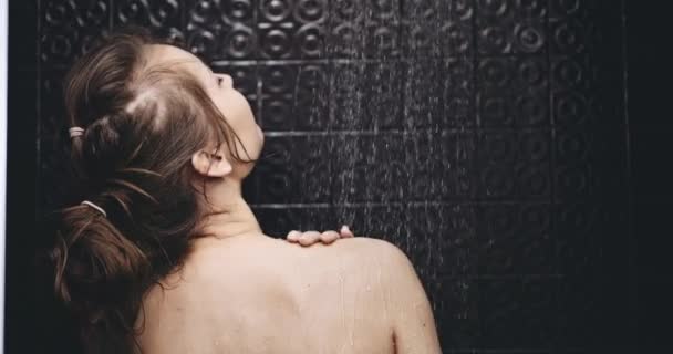 Schöne Frau unter der Dusche — Stockvideo