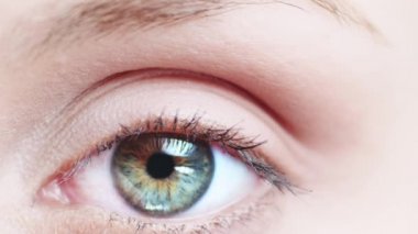 Yakın çekim kadın göz yanıp sönen