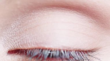 Yakın çekim kadın göz yanıp sönen