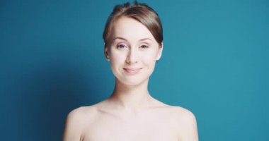 Güzel sağlıklı gülümseyen kadın