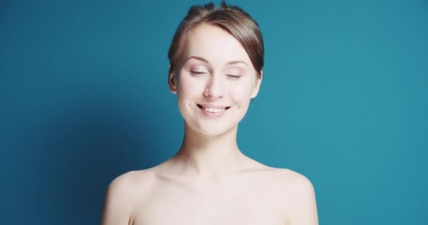 Beautiful healthy smiling woman — Stock Video