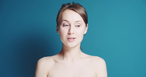 Schöne gesunde lächelnde Frau — Stockvideo