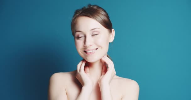 Hermosa mujer sonriente saludable — Vídeo de stock