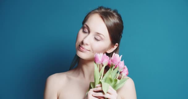 Krásná žena s kytici růžových tulipánů — Stock video