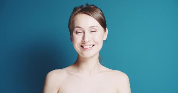 Beautiful healthy smiling woman — Stock Video