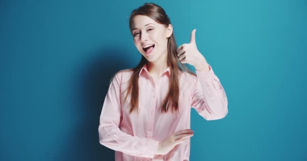 Woman shows success hand sign — Stock Video