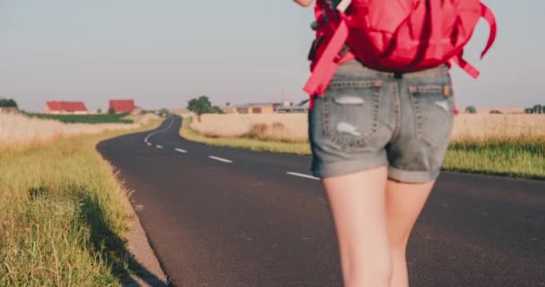 Traveler woman walking on sunny road — Stock Video